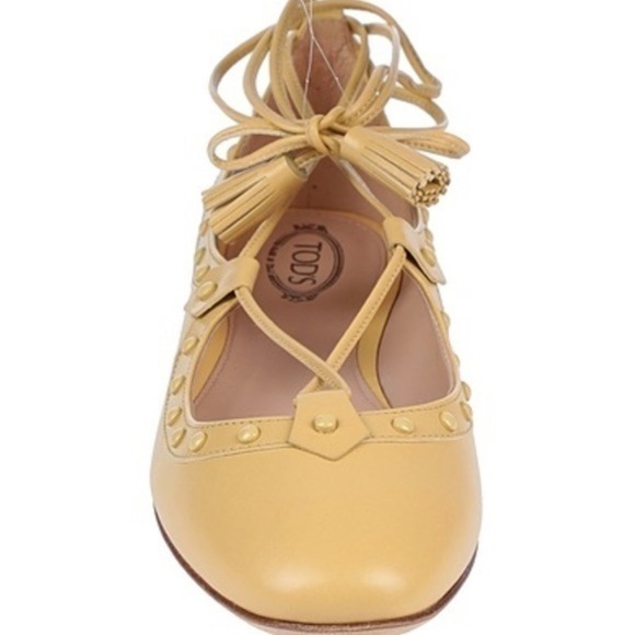 Tod’s Lace Up Studded Ballet flats, pale yellow leather, size 7 NIB - Picture 2 of 6